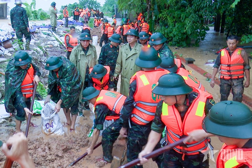 Bản tin thời sự tổng hợp tuần: Bộ đội sát cánh cùng nhân dân vùng lũ


