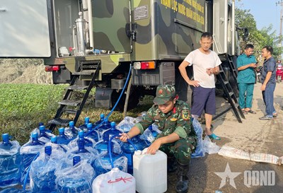 Gallery - 	Bộ đội cấp nước sạch cho bà con vùng lũ Thái Nguyên