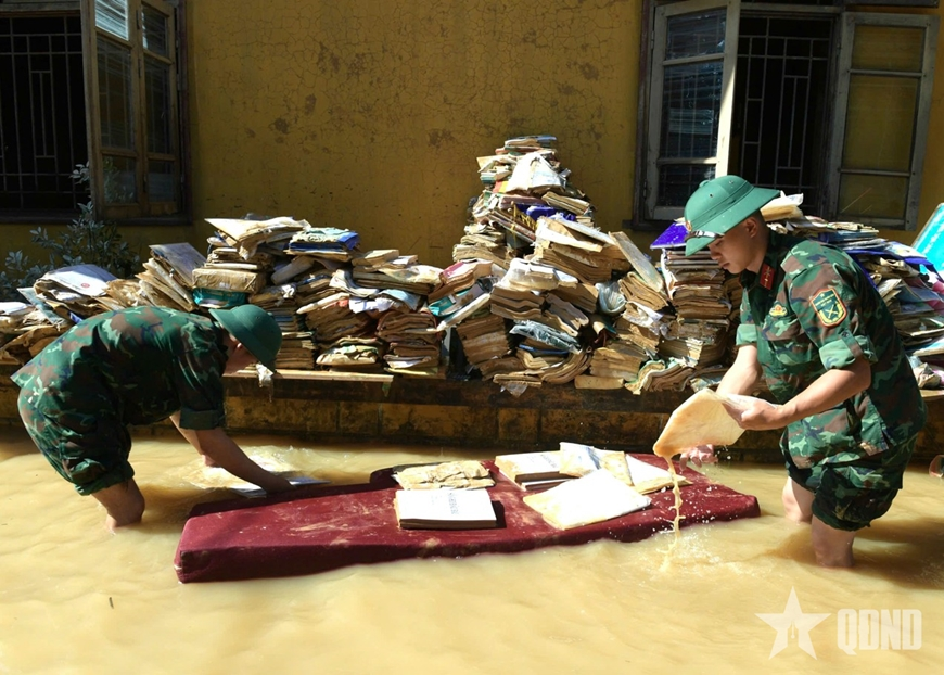 Thủ tướng: Đánh giá, khắc phục thiệt hại do bão số 11 gây ra đối với ngành Giáo dục, sớm đưa học sinh trở lại trường học