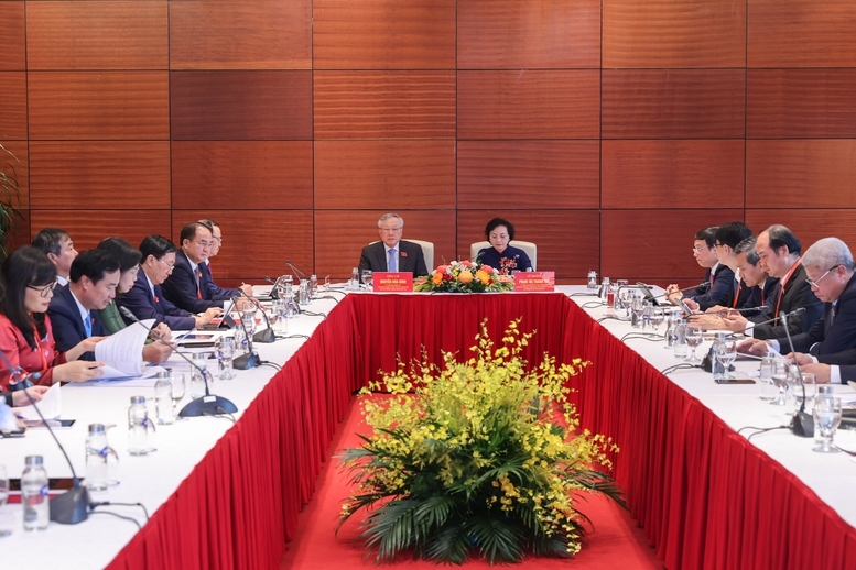 Đại hội Đảng bộ Chính phủ lần thứ I thảo luận tại tổ về các dự thảo văn kiện