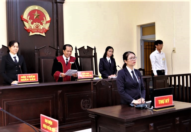 Việc tạm ngừng phiên tòa khi xét xử các vụ án hình sự được pháp luật quy định như thế nào? 