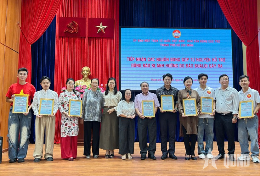 Cầu nối uy tín của văn nghệ sĩ và cộng đồng