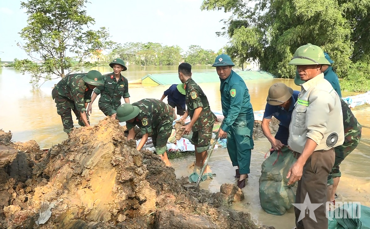 Dồn tâm, gắng sức giúp nhân dân vượt qua mưa lũ