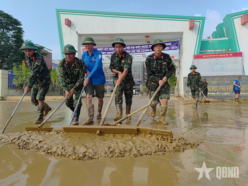 Nỗ lực đưa cơ quan, trường học vùng lũ hoạt động trở lại