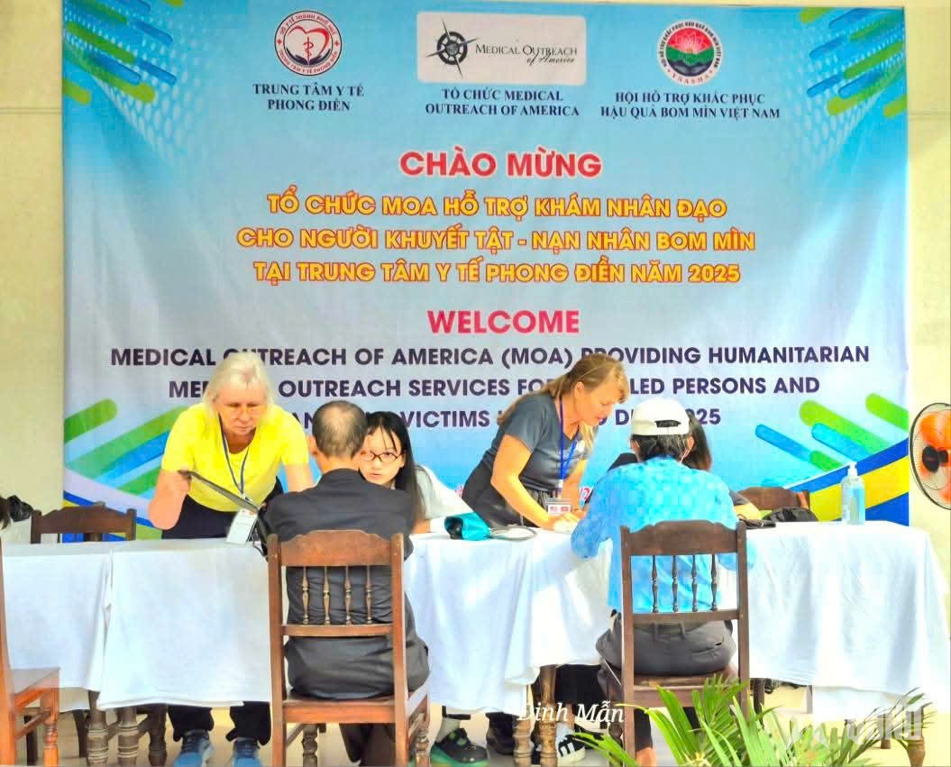 Đoàn bác sĩ, chuyên gia quốc tế hỗ trợ y tế cho nạn nhân bom mìn và người khuyến tật tại TP Huế