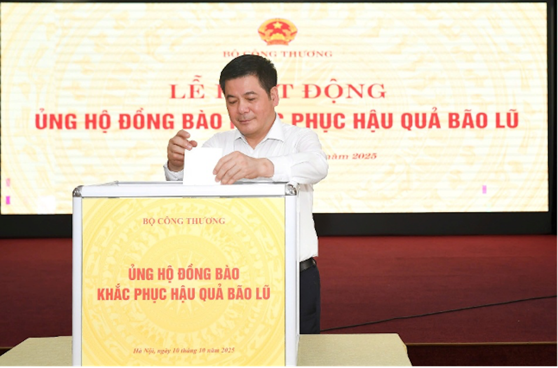 Bộ Công Thương quyên góp gần 1 tỷ đồng ủng hộ đồng bào khắc phục hậu quả bão lũ