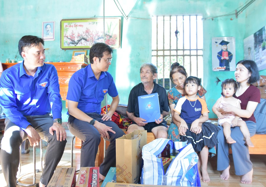 Thiết thực chia sẻ với người dân Bắc Ninh và Hà Tĩnh bị ảnh hưởng bởi bão lũ