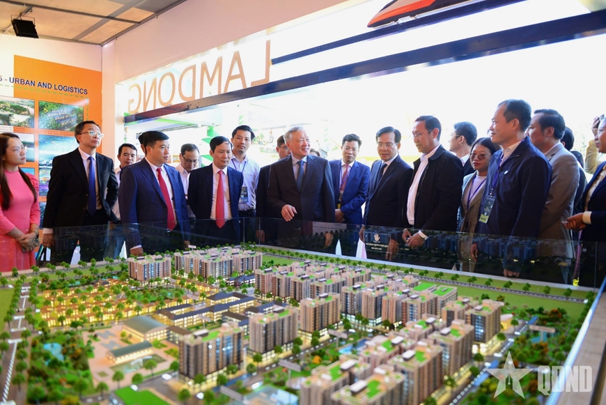 Lâm Đồng trao giấy chứng nhận đăng ký đầu tư cho các dự án với tổng vốn đầu tư 33.000 tỷ đồng.