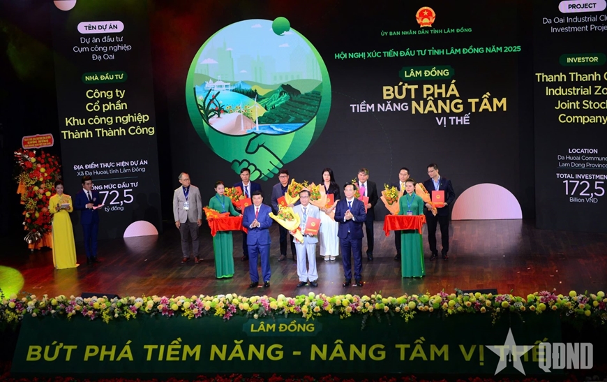 Lâm Đồng trao giấy chứng nhận đăng ký đầu tư cho các dự án với tổng vốn đầu tư 33.000 tỷ đồng.