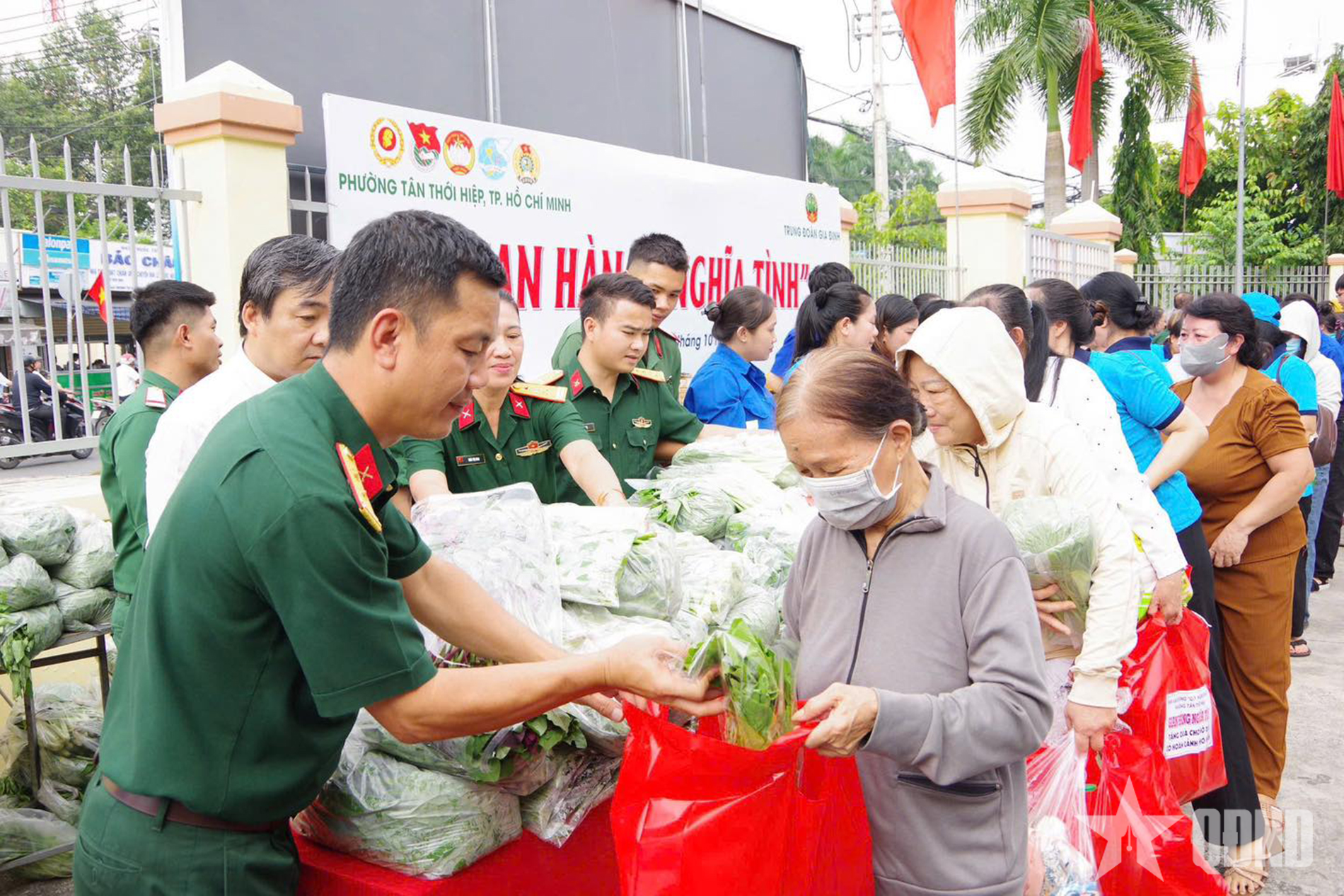 Trung đoàn Gia Định phối hợp tổ chức “Gian hàng 0 đồng - Gắn kết tình quân dân”