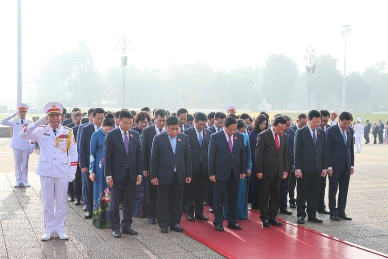 Đoàn đại biểu dự Đại hội Đảng bộ Chính phủ vào Lăng viếng Chủ tịch Hồ Chí Minh