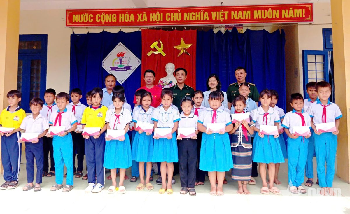 Hàng nghìn phần quà tặng quà học sinh xã biên giới Đắc Pring

