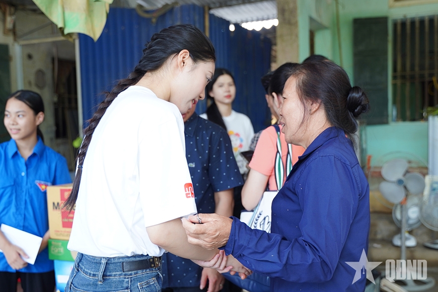 Hoa hậu Việt Nam tham gia tiếp sức đồng bào vùng lũ Thái Nguyên