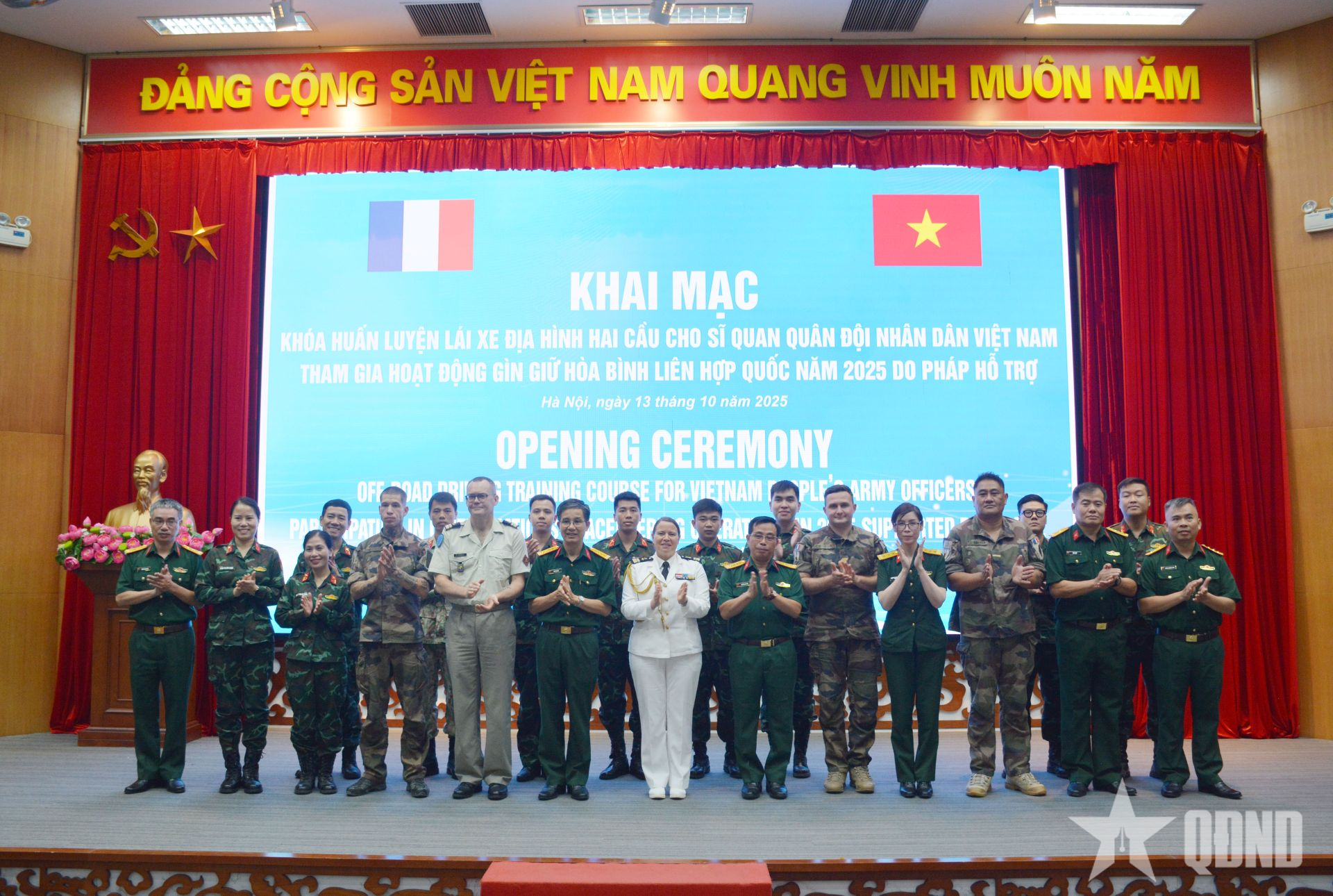 Khóa huấn luyện lái xe hai cầu cho sĩ quan tham gia gìn giữ hòa bình Liên hợp quốc