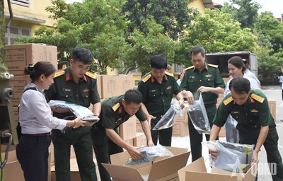 View - 	Tổng cục Hậu cần - Kỹ thuật bàn giao quần áo dân sự hỗ trợ nhân dân
