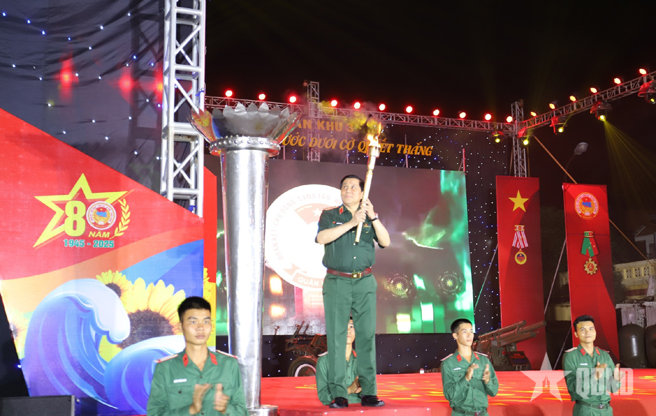 Dạ hội thanh niên “Quân khu 3 - 80 năm, vững bước dưới Cờ Quyết thắng”