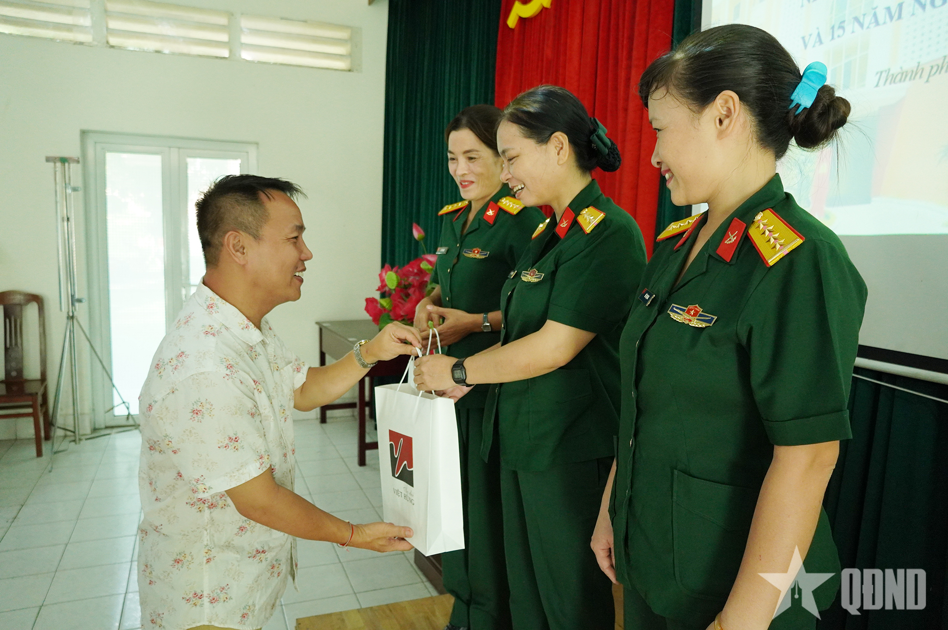 Nhà thiết kế Nguyễn Việt Hùng tặng áo dài cán bộ, nhân viên nữ Lớp Học viện Chính trị, Trường Quân sự Quân khu 7