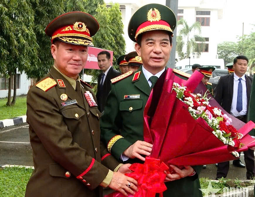 Đại tướng Phan Văn Giang hội đàm với Bộ trưởng Bộ Quốc phòng Lào