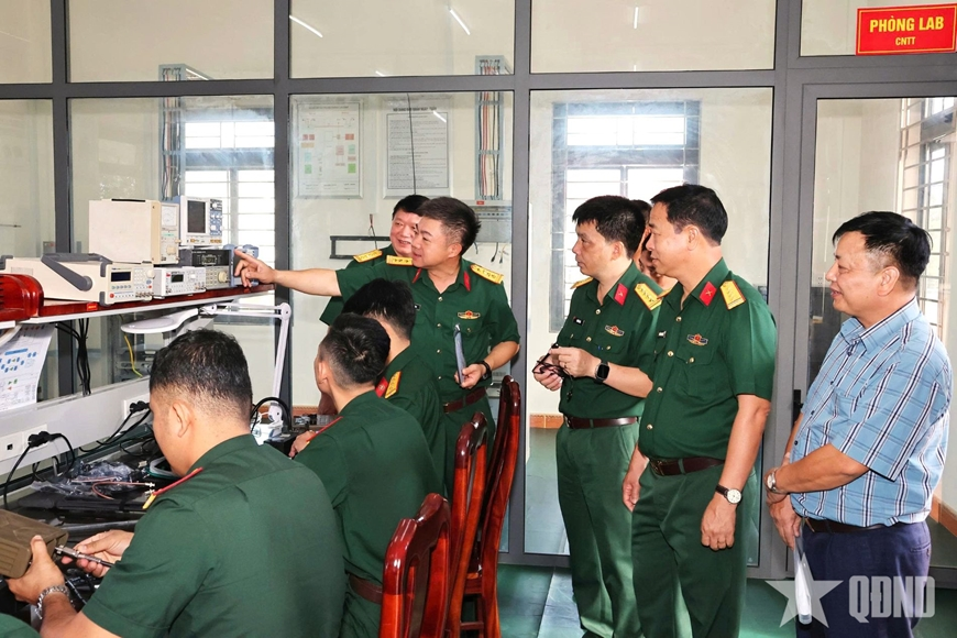 Quân đoàn 34 phối hợp với Viettel tập huấn sửa chữa máy vô tuyến điện