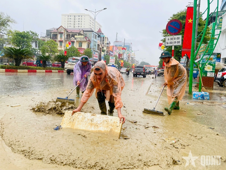 Bộ đội dầm mưa 