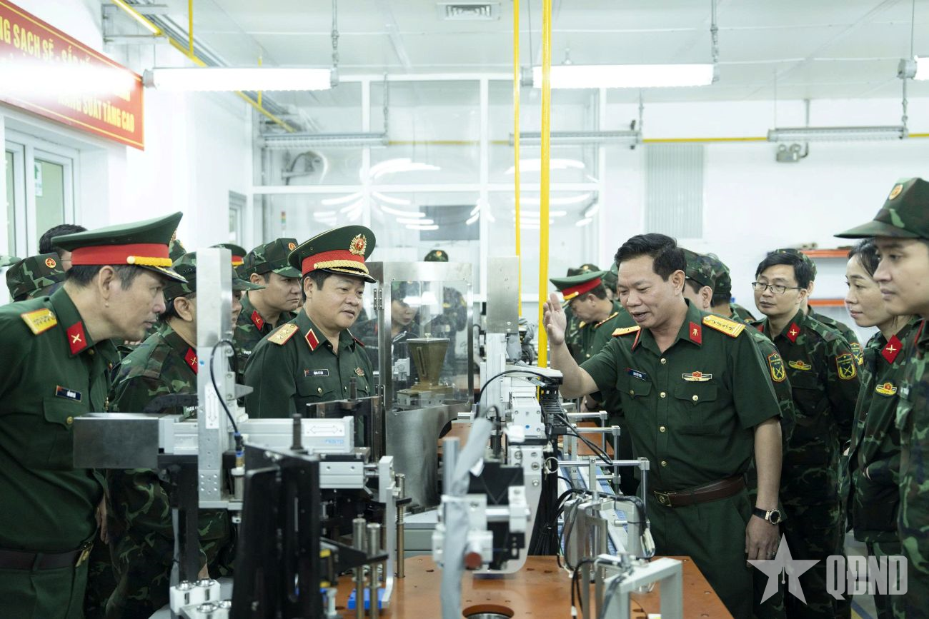 Đoàn cán bộ, học viên Học viện Chính trị tham quan, nghiên cứu thực tế tại Nhà máy Z121