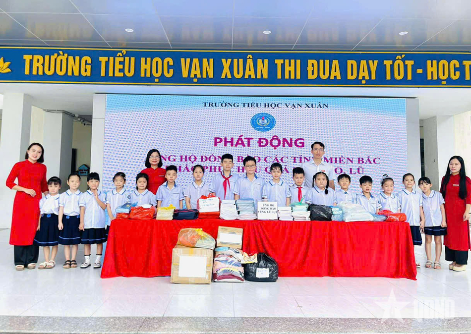 Cô, trò Trường Tiểu học Vạn Xuân (Hà Nội) hướng về đồng bào vùng lũ