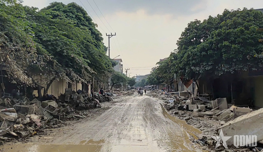 Bộ đội dầm mưa "dọn lũ"