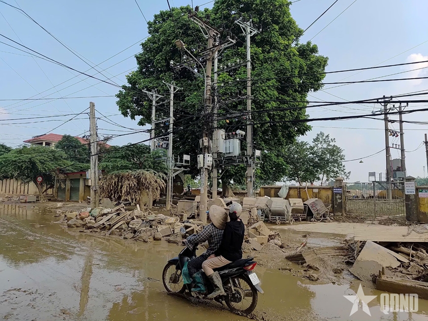 Bộ đội dầm mưa "dọn lũ"