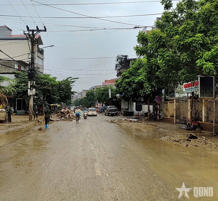 Bộ đội dầm mưa "dọn lũ"