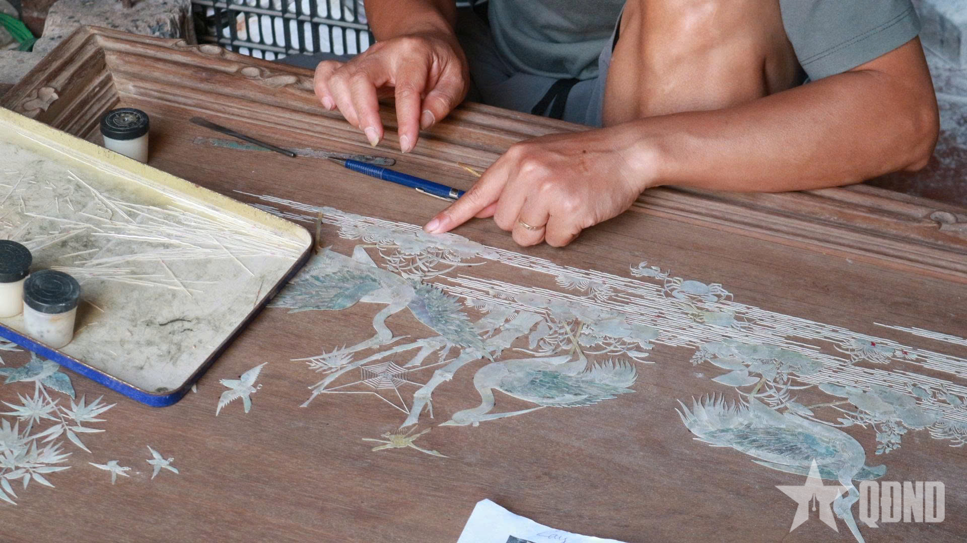 Thổi hồn đương đại - khảm nét truyền thống 