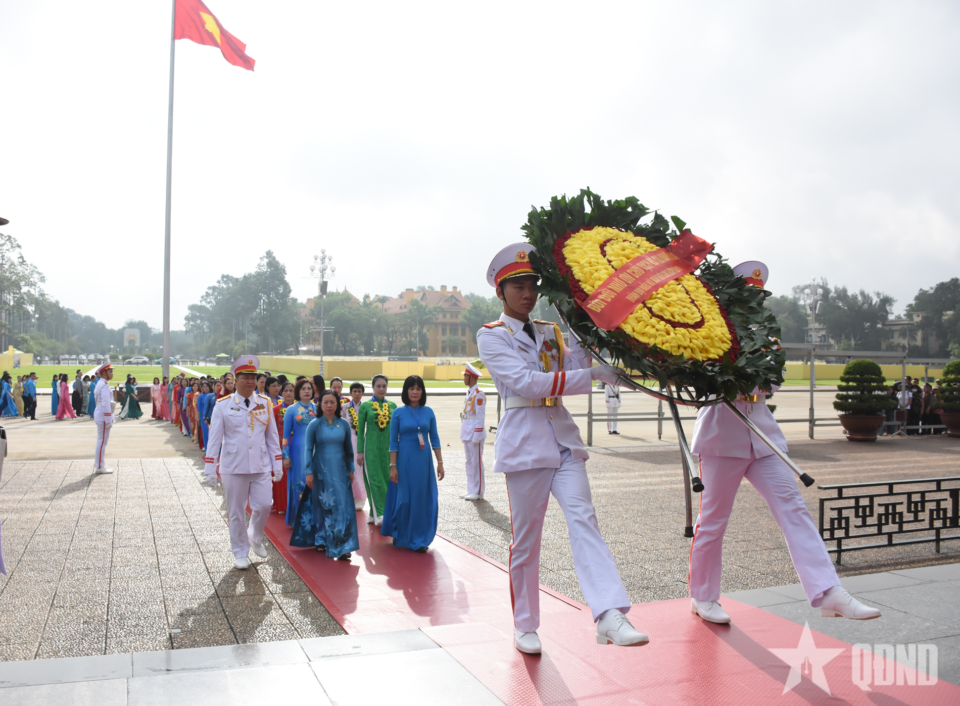 90 nữ đoàn viên công đoàn tiêu biểu báo công dâng Bác