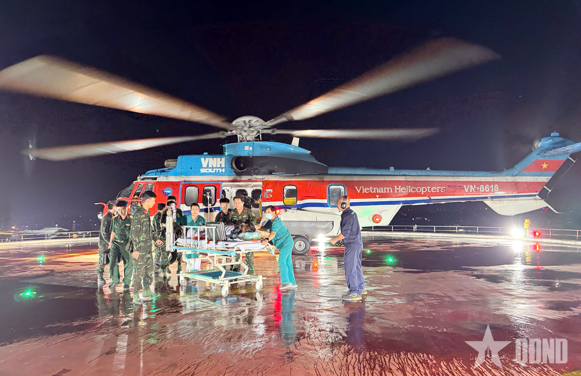Trực thăng bay xuyên đêm đưa bệnh nhân nặng từ đảo Thuyền Chài về đất liền điều trị