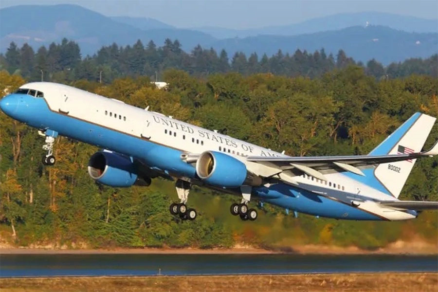 Máy bay chở Bộ trưởng Quốc phòng Mỹ phải hạ cánh khẩn cấp