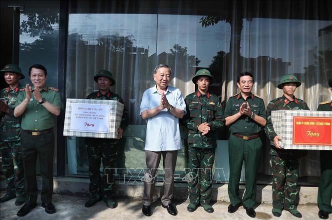 Tổng Bí thư Tô Lâm kiểm tra công tác khắc phục hậu quả bão, lụt và tặng quà đại diện hộ gia đình tại Thái Nguyên