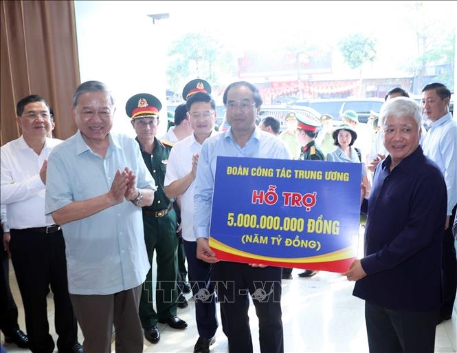 Tổng Bí thư Tô Lâm kiểm tra công tác khắc phục hậu quả bão, lụt và tặng quà đại diện hộ gia đình tại Thái Nguyên