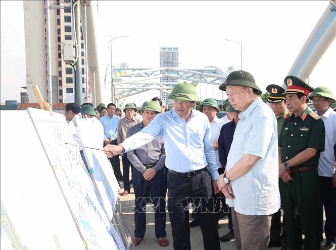 Tổng Bí thư Tô Lâm kiểm tra công tác khắc phục hậu quả bão, lụt và tặng quà đại diện hộ gia đình tại Thái Nguyên