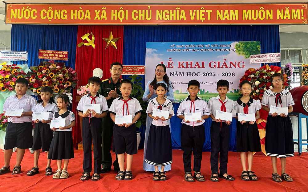 Chiếc cặp, quyển vở thắm tình quân dân