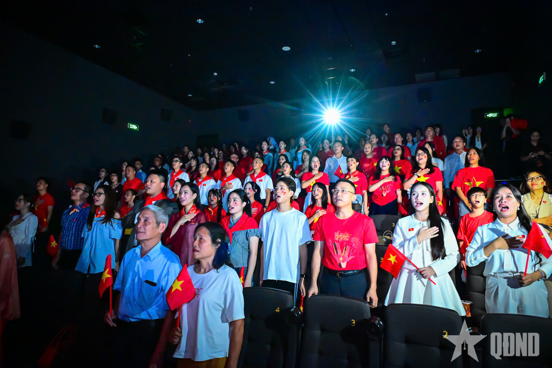 Công chiếu phim hòa nhạc “Tổ quốc trong tim” chia sẻ với nhân dân vùng bão lũ