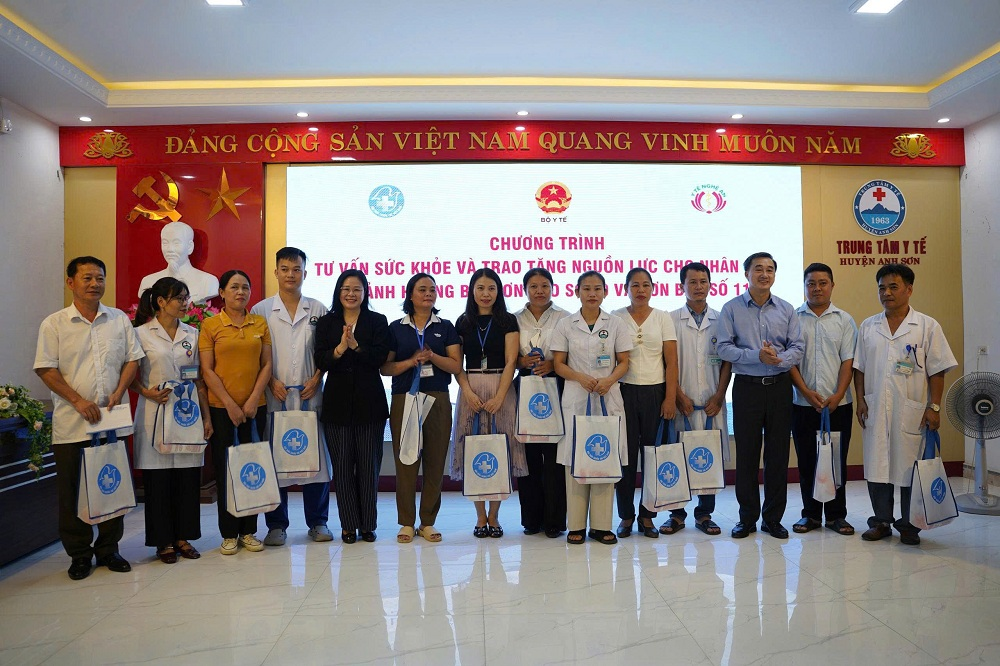 Khám sức khỏe, tặng quà hỗ trợ người dân và nhân viên y tế bị ảnh hưởng bởi bão lũ