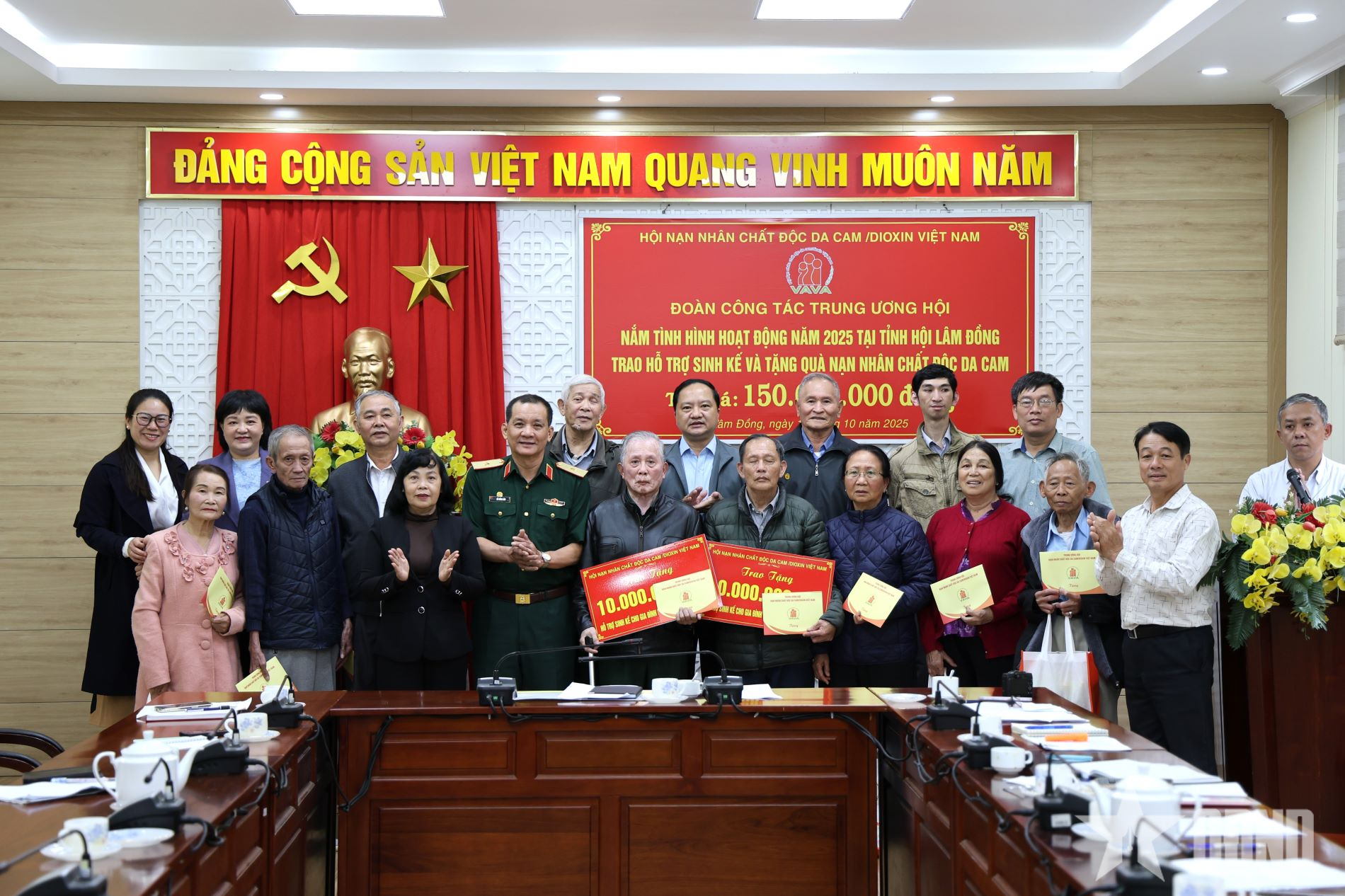 Trao sinh kế và quà tặng nạn nhân chất độc da cam tại Lâm Đồng