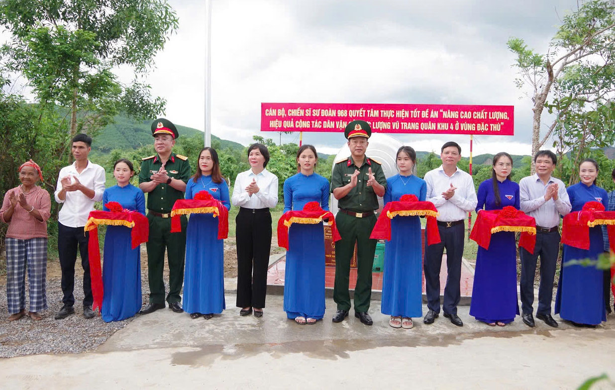 Bộ đội giúp dân đưa nước sạch về Bản Chùa