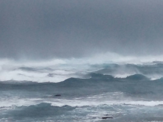 Áp thấp nhiệt đới di chuyển 50-61 km/giờ, giật cấp 9