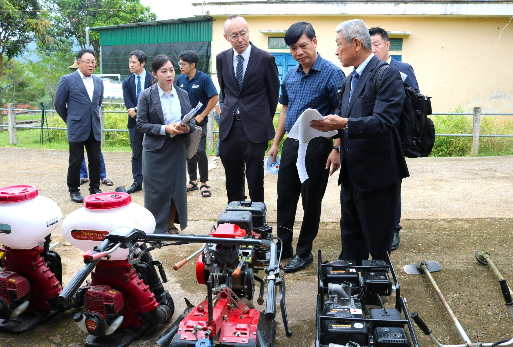 JICA trao trang thiết bị trồng tỏi tặng người Mông ở Na Ngoi (Nghệ An)