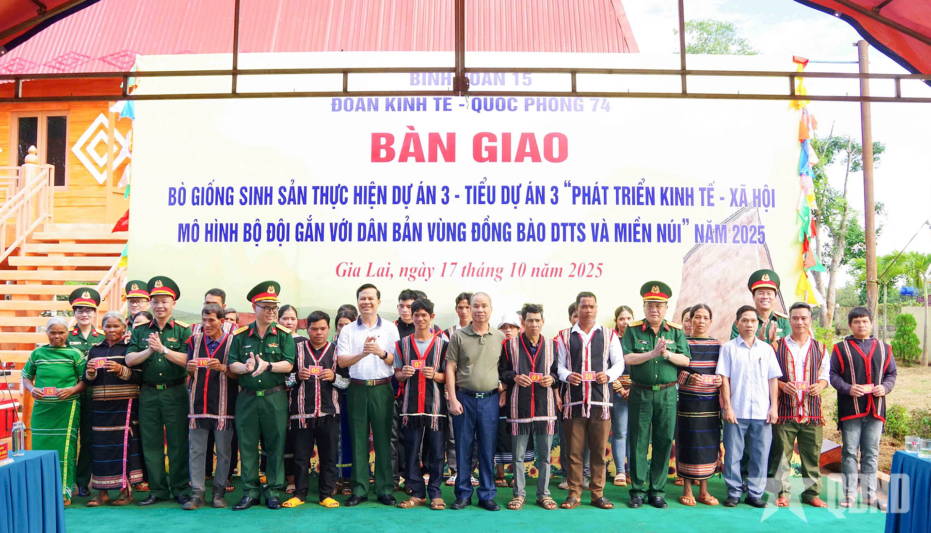 Đoàn Kinh tế - Quốc phòng 74 trao bò giống tặng người nghèo