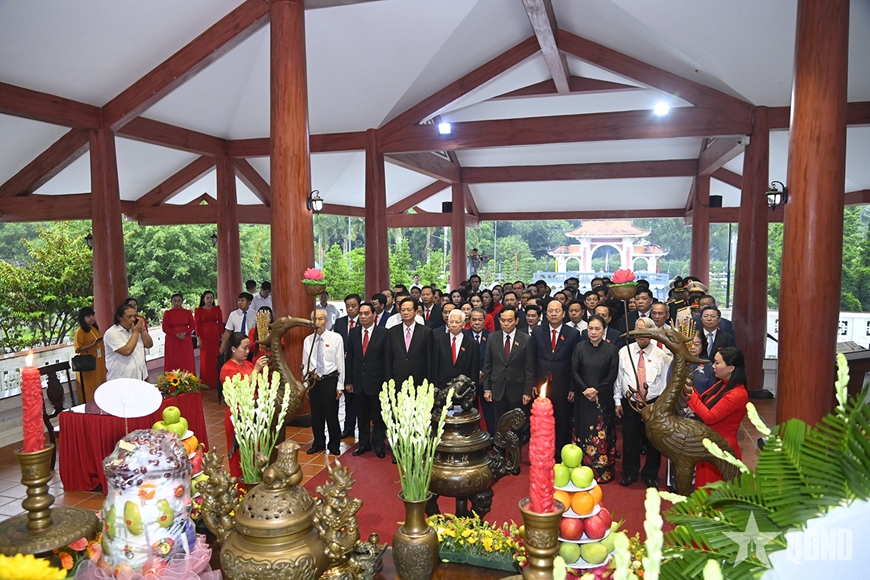 Lãnh đạo, nguyên lãnh đạo Đảng, Nhà nước, tỉnh Cà Mau dâng hương tưởng nhớ Chủ tịch Hồ Chí Minh
