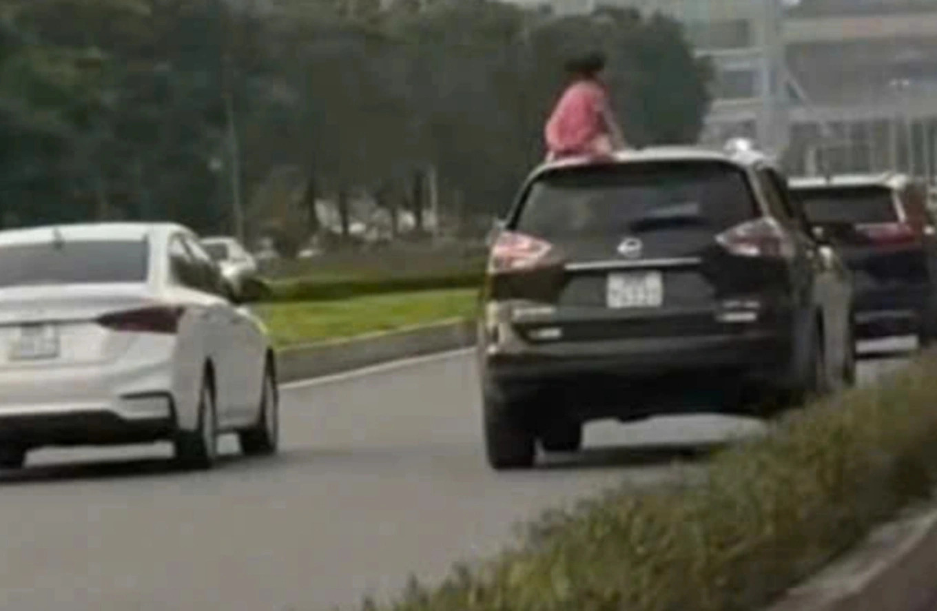 Hà Nội: Phạt 5 triệu đồng, trừ 6 điểm giấy phép lái xe với tài xế ô tô chở người trên nóc xe

