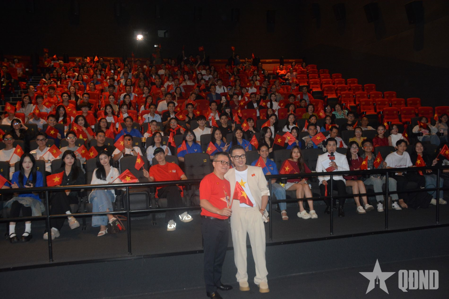 Tự hào hát Quốc ca tại buổi khởi chiếu phim “Tổ quốc trong tim”