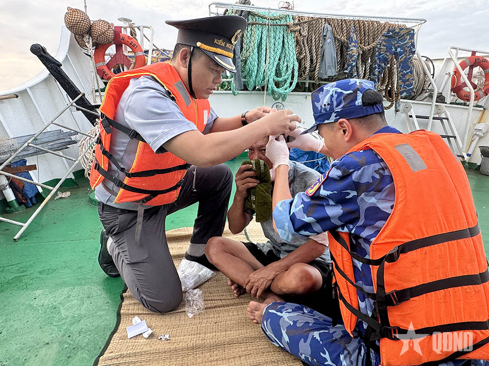 Tàu Kiểm ngư KN-201 hỗ trợ cấp cứu ngư dân trên biển
