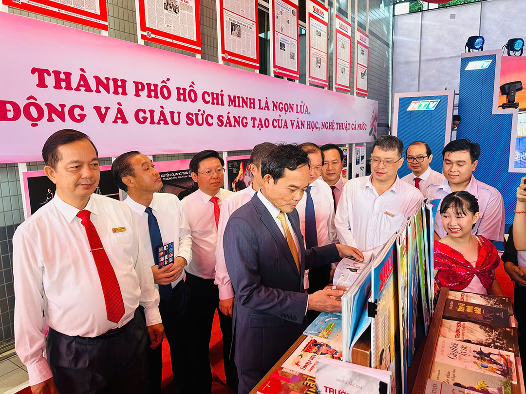 TP Hồ Chí Minh: Tặng Không gian “Cây tri thức” và 126.000 cuốn sách cho sinh viên
