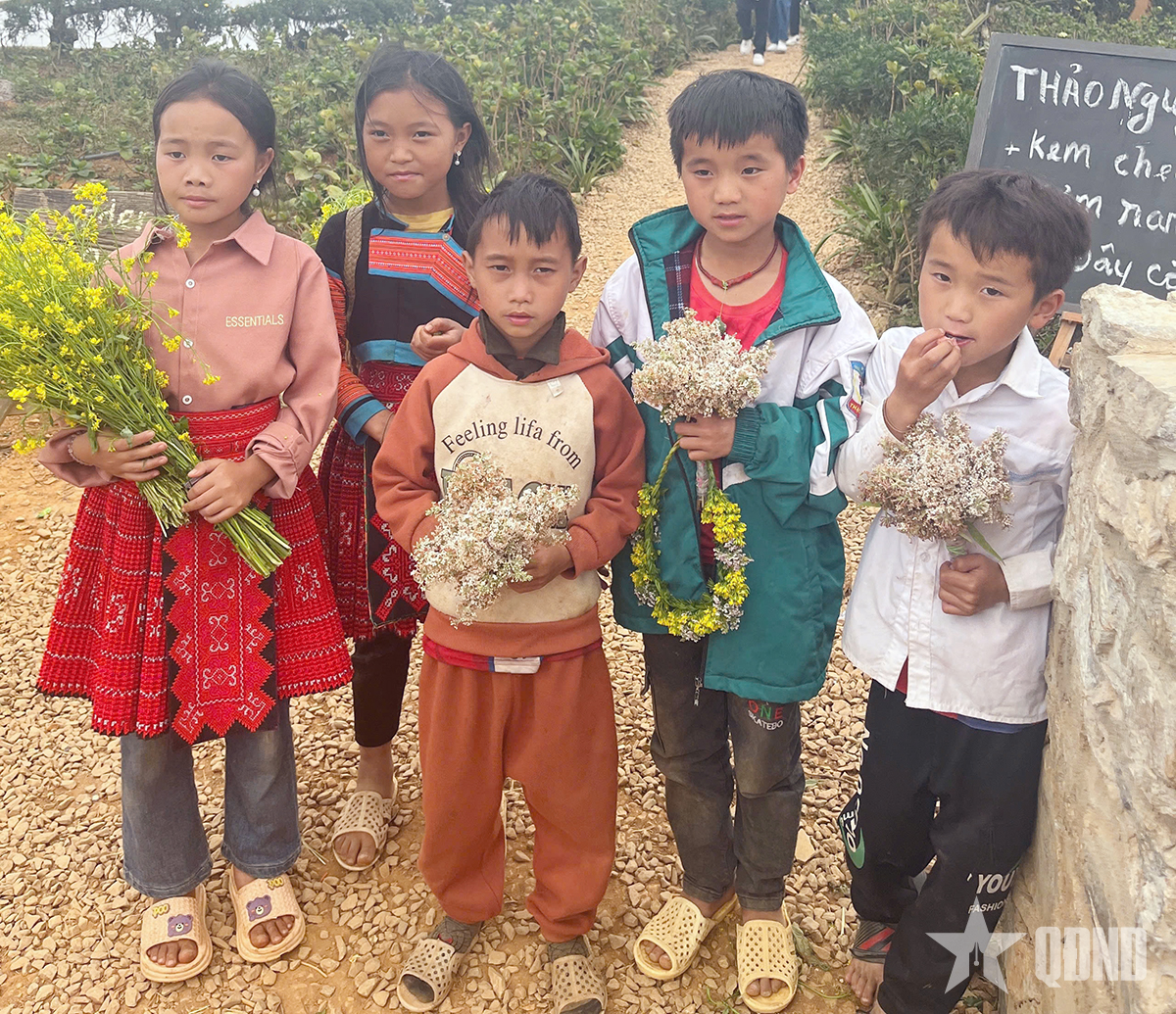 Những “bông hoa nhỏ” trên vùng đất Tà Xùa